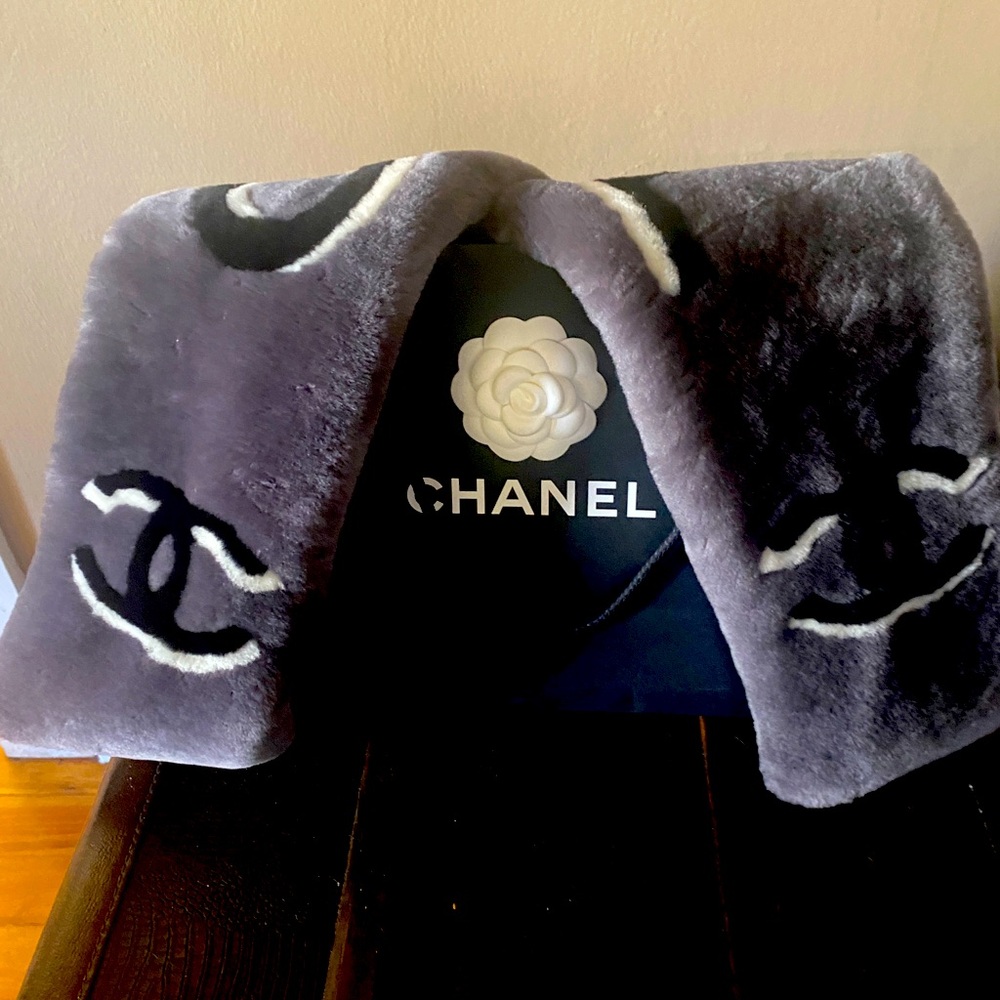 ❤️‼️ EUC-Chanel 3D Letters Cashmere & Wool Fur Scarf